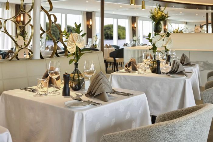 Restaurants, Bars & Cafés on Amadeus Mira